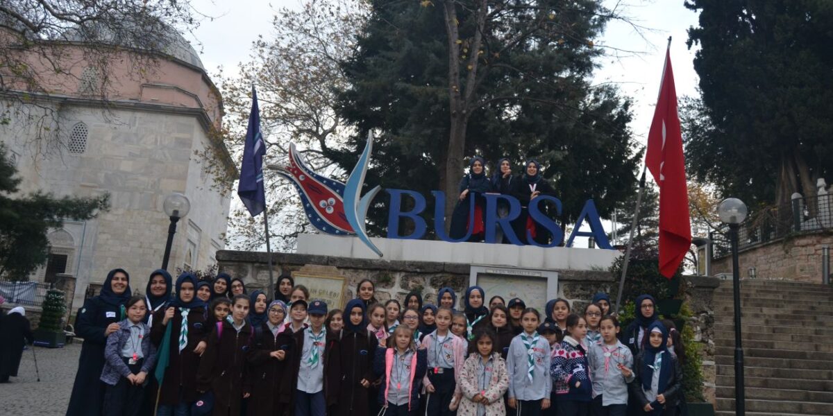 Bursa günlük geziler haritası ile Uludağ ve tarihi mekanlar gösteren panoramik görüntü, yeşil doğa ve Osmanlı mimarisi detayları