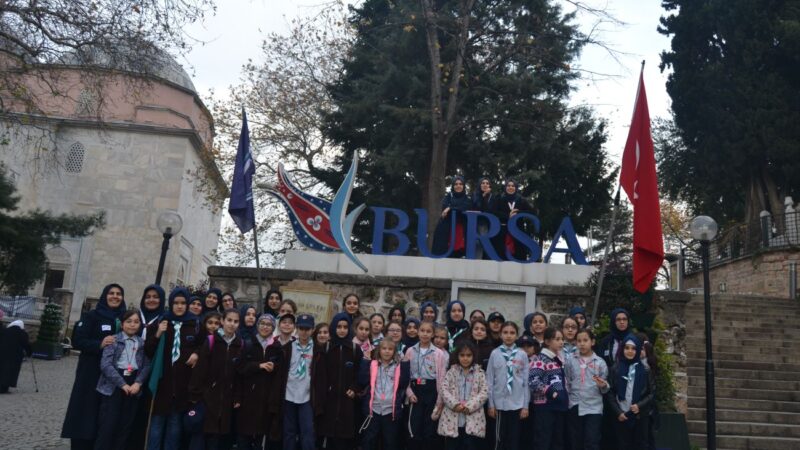 Bursa günlük geziler haritası ile Uludağ ve tarihi mekanlar gösteren panoramik görüntü, yeşil doğa ve Osmanlı mimarisi detayları
