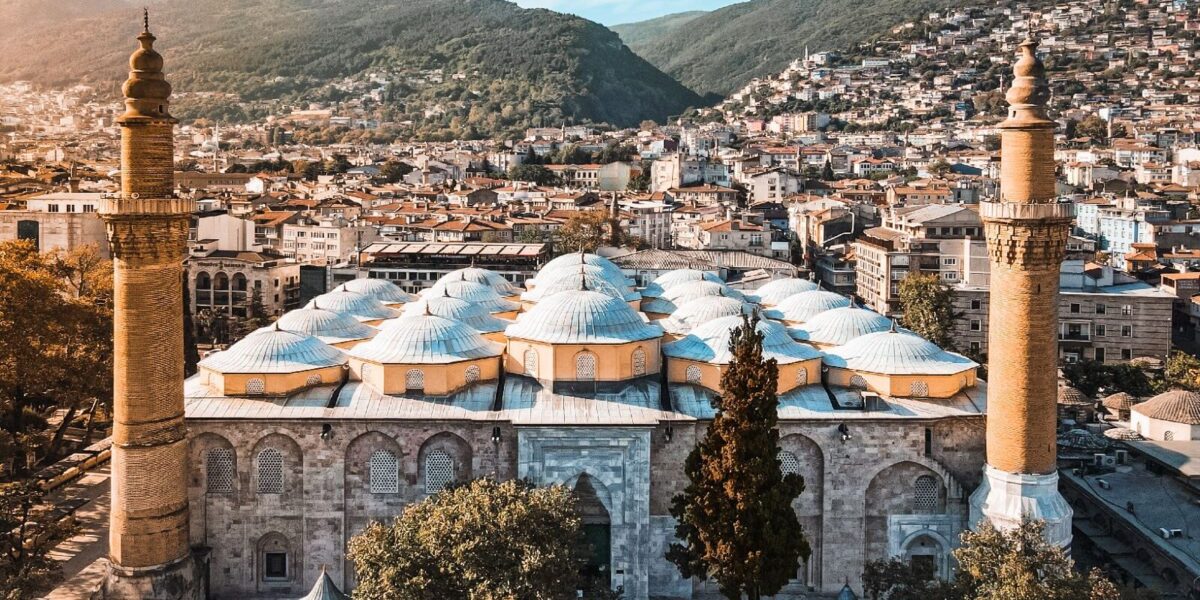 Bursa sokaklarında trafiksiz yürüyüş yapan turistler