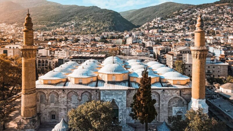 Bursa sokaklarında trafiksiz yürüyüş yapan turistler