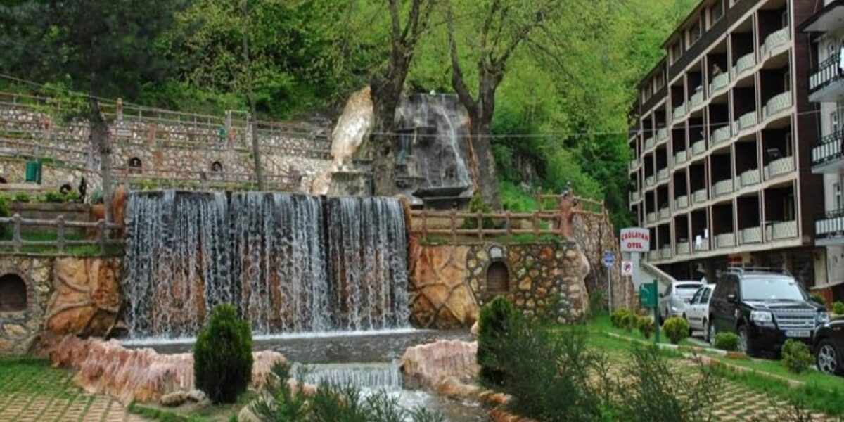 Bursa Çekirge termal havuzunda dinlenen insanlar