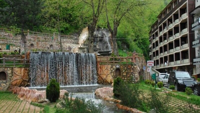 Bursa Çekirge termal havuzunda dinlenen insanlar