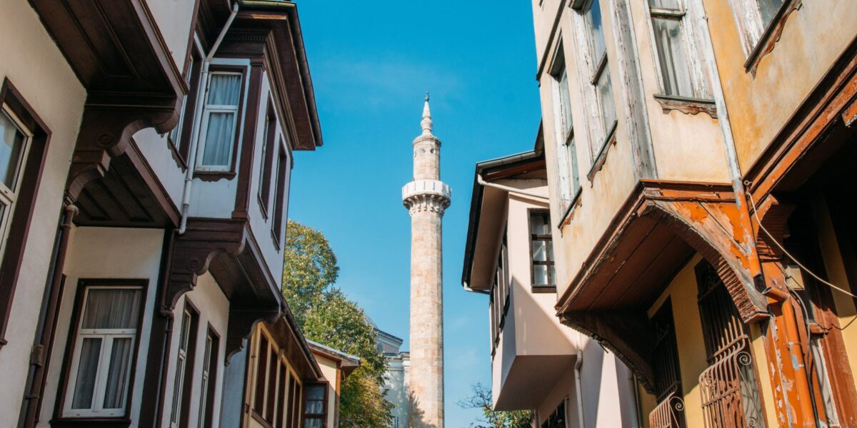 Bursa Hisar eski sokaklarında yürüyen insanlar