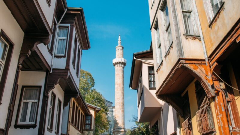 Bursa Hisar eski sokaklarında yürüyen insanlar